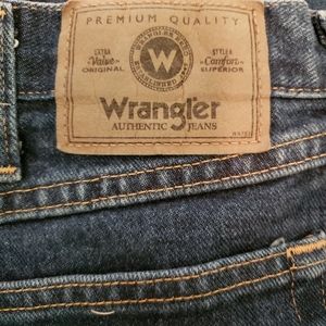 Mens Wrangler jeans in a size 40 x 32 Excellent pre owned condition